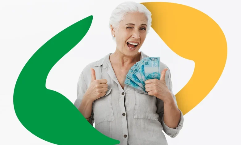 Mulher sorrindo, segurando notas de 100 reais, com um gesto positivo de polegar, em um fundo com formas coloridas representando o INSS.