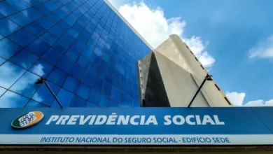 Fachada do edifício do INSS com a inscrição 'Previdência Social' no centro, onde aposentados tiveram seus dados expostos em esquema de fraude.