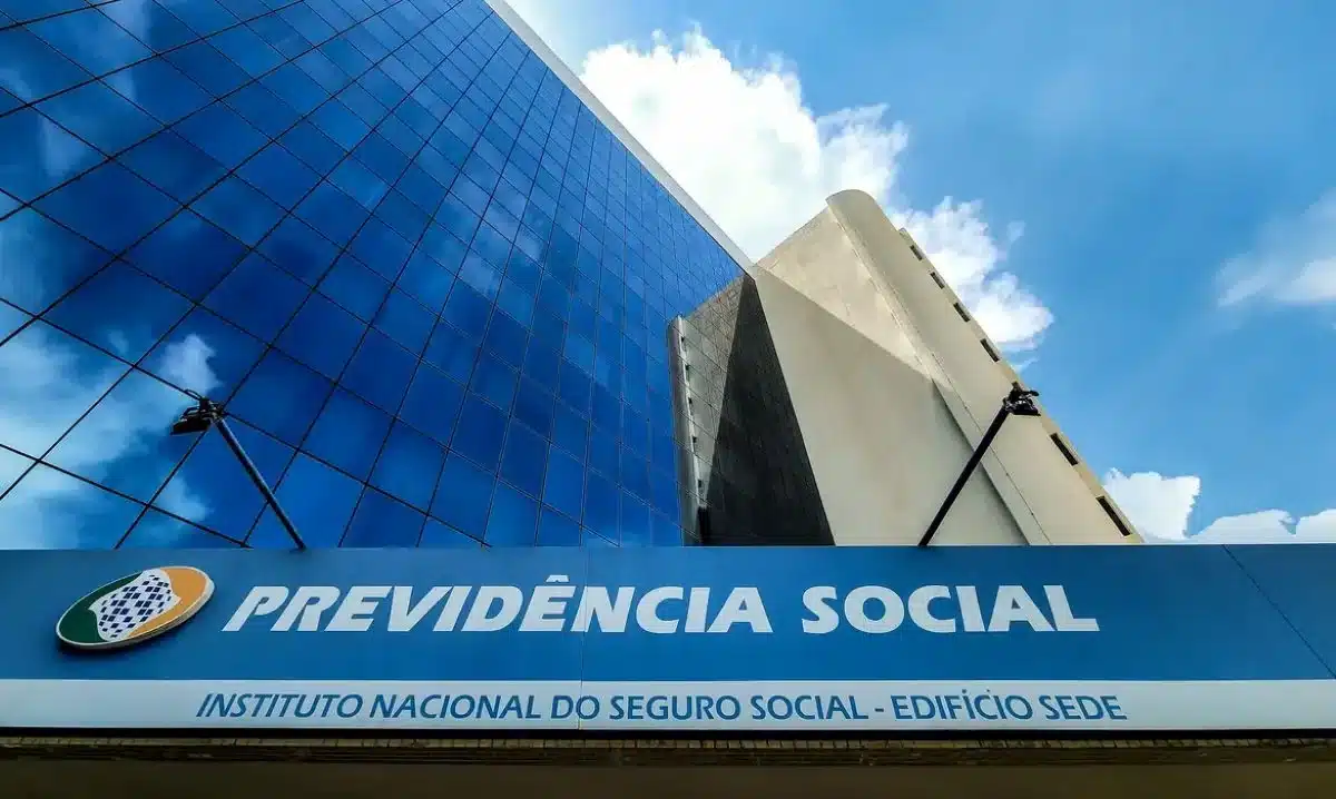 Fachada do edifício do INSS com a inscrição 'Previdência Social' no centro, onde aposentados tiveram seus dados expostos em esquema de fraude.