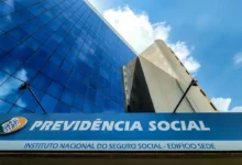 Fachada da agência do INSS com o nome visível, representando o alerta do INSS para mais de 600 mil aposentados.