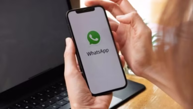 Imagem de um celular com o logo do WhatsApp, representando o canal de comunicação do INSS para envio de mensagens sobre descontos no IPVA.