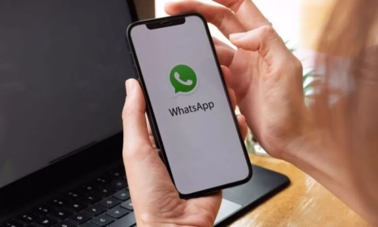 Imagem de um celular com o logo do WhatsApp, representando o canal de comunicação do INSS para envio de mensagens sobre descontos no IPVA.