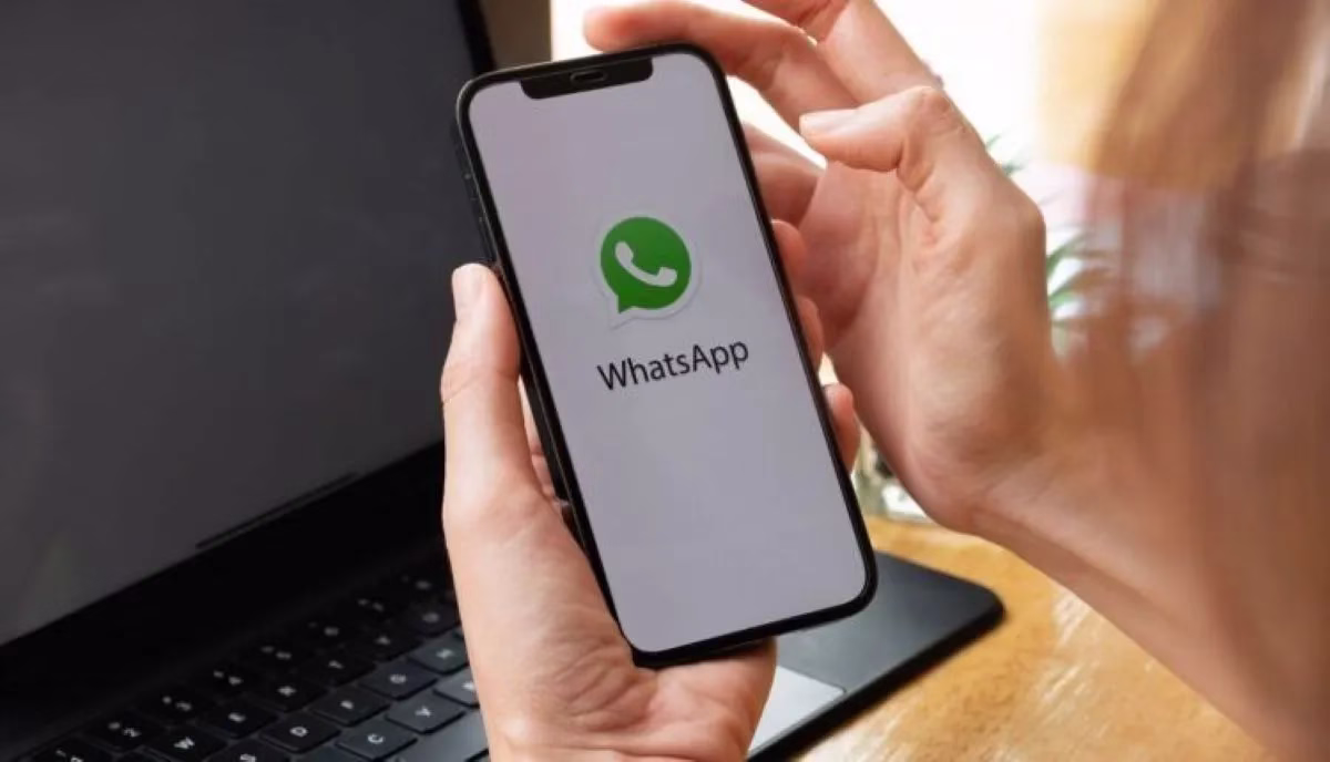 Imagem de um celular com o logo do WhatsApp, representando o canal de comunicação do INSS para envio de mensagens sobre descontos no IPVA.
