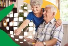 Idosos sorrindo enquanto interagem com um computador, refletindo o impacto positivo da atualização de benefícios do INSS.