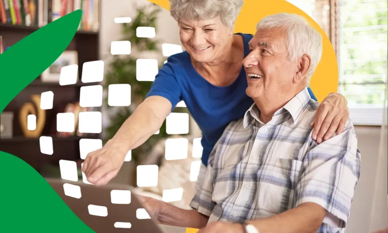 Idosos sorrindo enquanto interagem com um computador, refletindo o impacto positivo da atualização de benefícios do INSS.