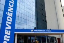 Fachada de uma unidade do INSS, com o nome 'Previdência Social' e o logo do Instituto Nacional do Seguro Social (INSS).