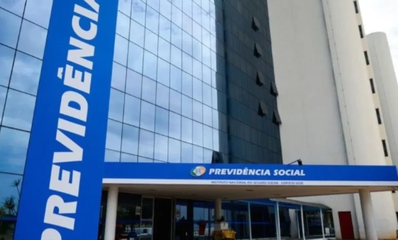 Fachada de uma unidade do INSS, com o nome 'Previdência Social' e o logo do Instituto Nacional do Seguro Social (INSS).