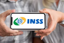 Logo do INSS exibido em um celular, simbolizando o serviço de pagamento de benefícios