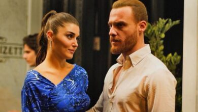 Kerem Bürsin e Hande Erçel juntos durante evento