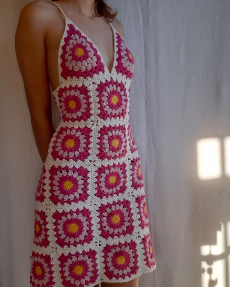 Vestido de crochê com granny squares coloridos em rosa, branco e amarelo