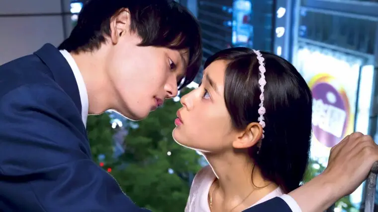 Cena romântica do dorama 'Mischievous Kiss' de 2013 com os protagonistas se aproximando para um beijo.