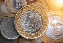 Moeda de R$ 1 comemorativa aos 30 anos do Plano Real, com o desenho da efígie de Athena e o valor 1 REAL