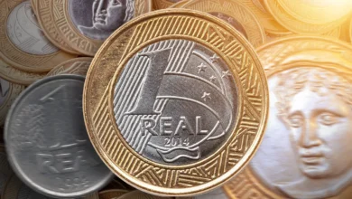 Moeda de R$ 1 comemorativa aos 30 anos do Plano Real, com o desenho da efígie de Athena e o valor 1 REAL