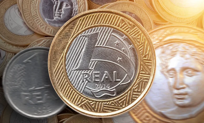 Moeda de R$ 1 comemorativa aos 30 anos do Plano Real, com o desenho da efígie de Athena e o valor 1 REAL