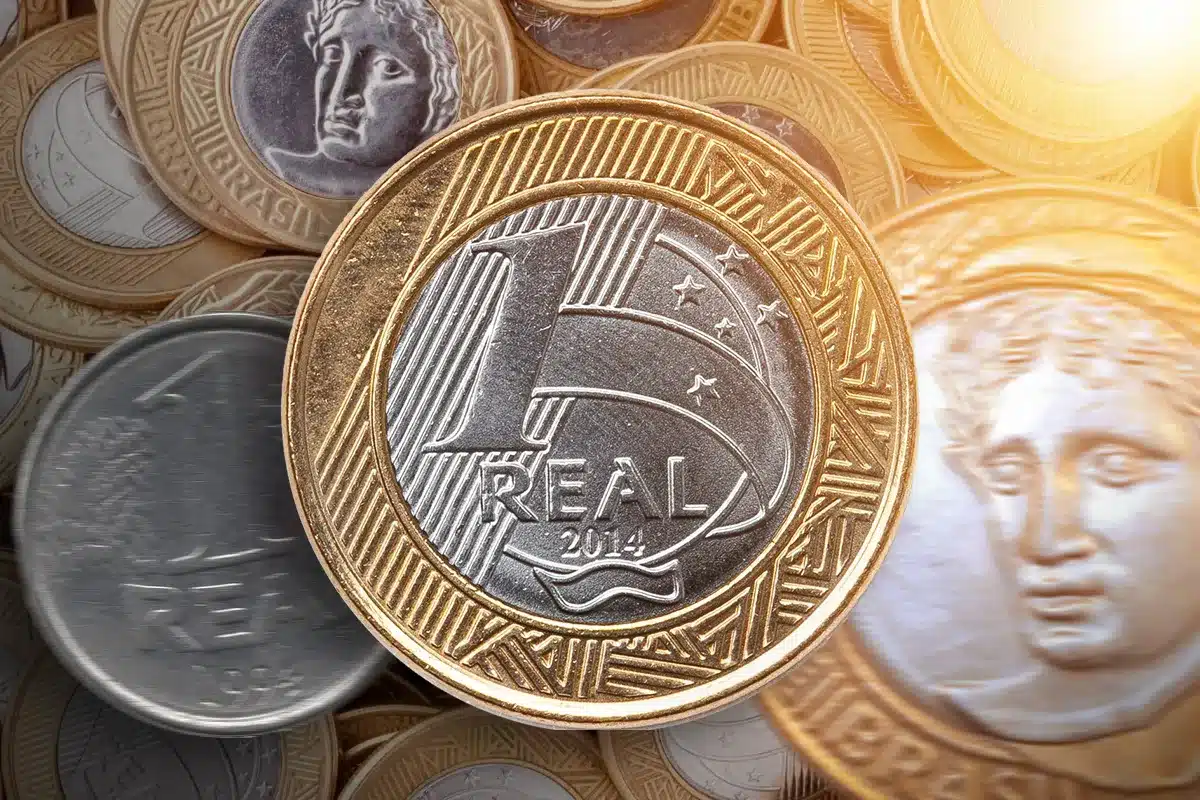 Moeda de R$ 1 comemorativa aos 30 anos do Plano Real, com o desenho da efígie de Athena e o valor 1 REAL