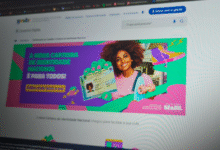 Mulher sorrindo segura a nova carteira de identidade nacional em anúncio sobre atendimento exclusivo para mulheres.