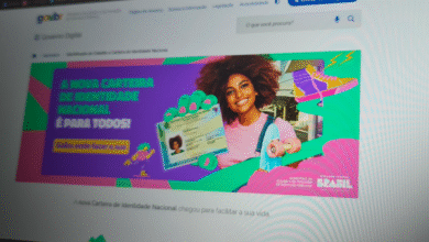 Mulher sorrindo segura a nova carteira de identidade nacional em anúncio sobre atendimento exclusivo para mulheres.
