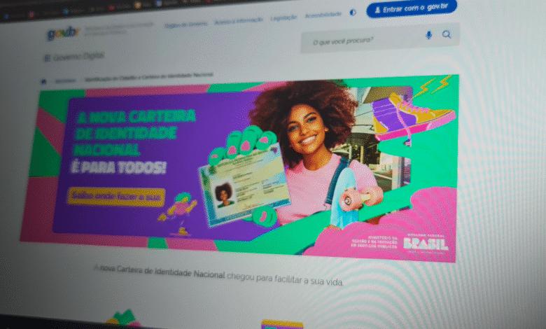 Mulher sorrindo segura a nova carteira de identidade nacional em anúncio sobre atendimento exclusivo para mulheres.