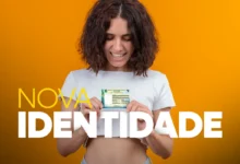 Imagem de uma jovem segurando seu novo RG, com destaque para o processo de emissão do novo documento de identidade no Brasil, em meio a um mutirão especial.