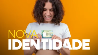 Imagem de uma jovem segurando seu novo RG, com destaque para o processo de emissão do novo documento de identidade no Brasil, em meio a um mutirão especial.