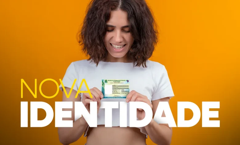Imagem de uma jovem segurando seu novo RG, com destaque para o processo de emissão do novo documento de identidade no Brasil, em meio a um mutirão especial.