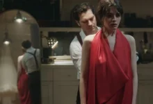 Cena da série turca 'O Famoso Alfaiate' com dois personagens em uma sala.