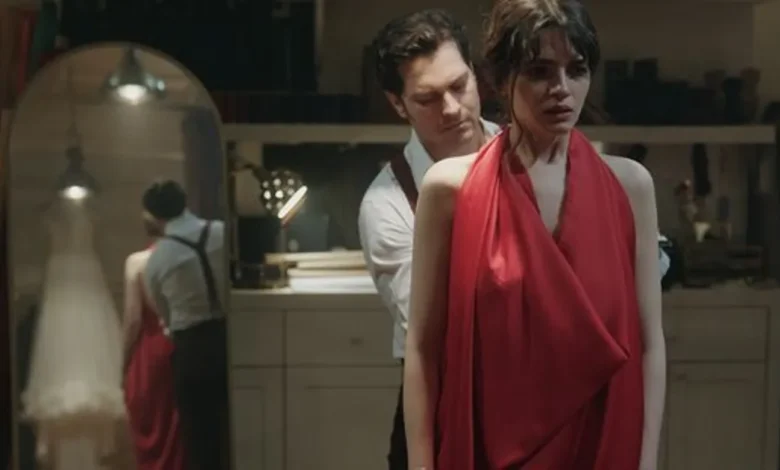 Cena da série turca 'O Famoso Alfaiate' com dois personagens em uma sala.