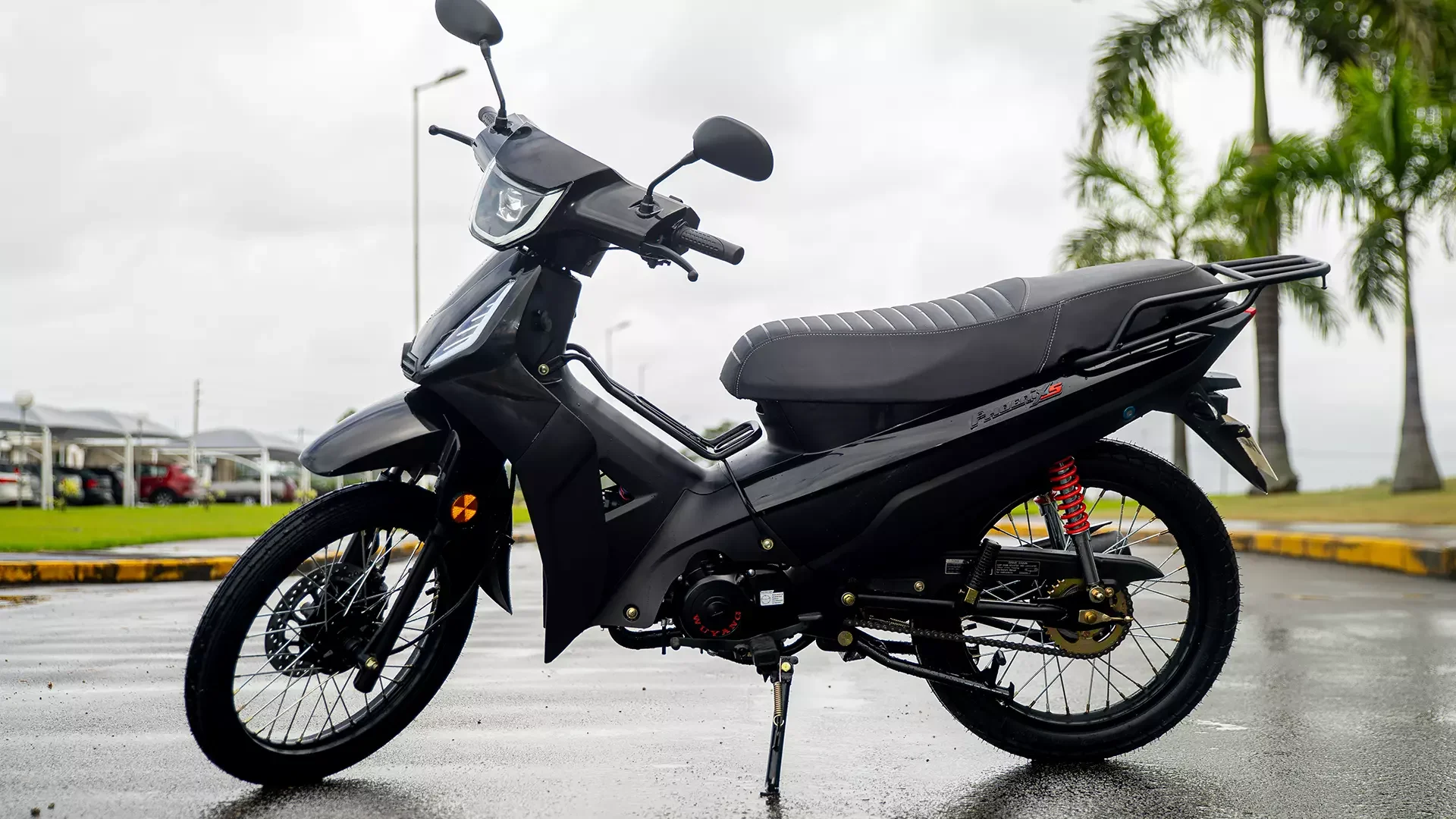 Moto Phoenix S EFI de cor preta com motor de 47,6 cc, injeção eletrônica, e transmissão rotativa de quatro marchas