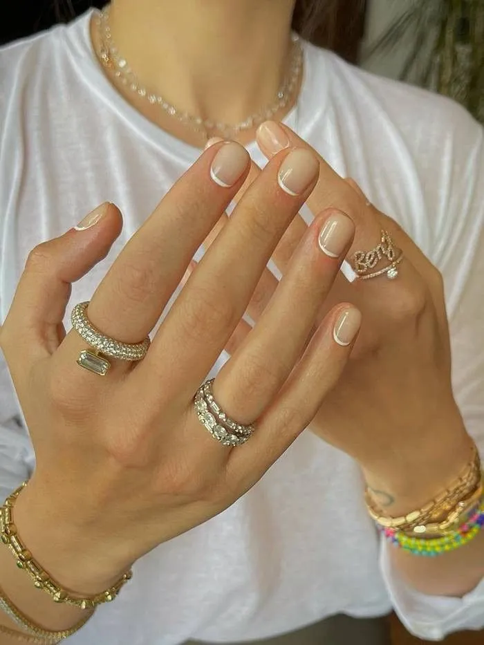 Unhas com francesinha com tom pastel