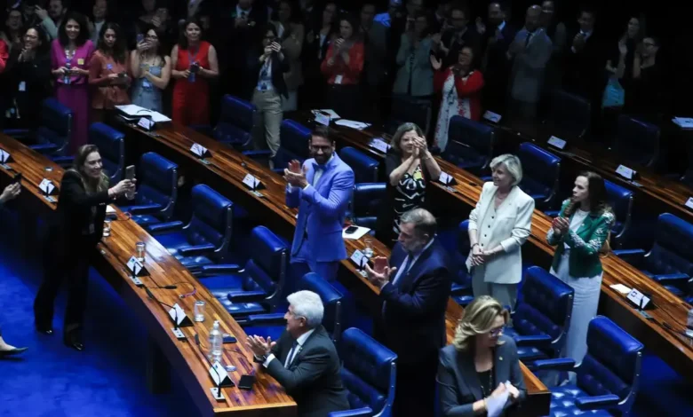 Senadores aplaudem aprovação do projeto de lei contra a 'adultização' de crianças na internet no Senado.