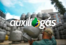 Homem carrega botijão de gás próximo a pilha de cilindros, com o logo do Auxílio Gás em destaque.