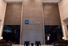 Fachada do Banco Master com destaque para o logo, investigado por fraude em crédito consignado.