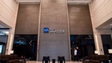 Fachada do Banco Master com destaque para o logo, investigado por fraude em crédito consignado.