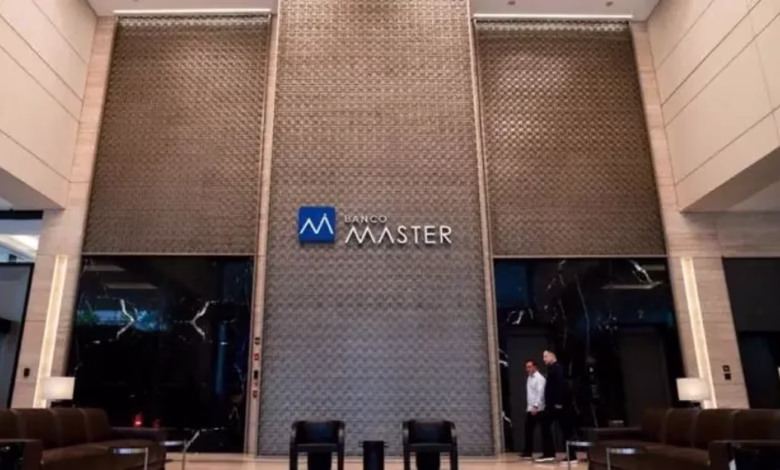 Fachada do Banco Master com destaque para o logo, investigado por fraude em crédito consignado.