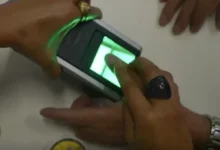 Pessoa realizando coleta de biometria digital em equipamento no INSS