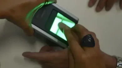 Pessoa realizando coleta de biometria digital em equipamento no INSS