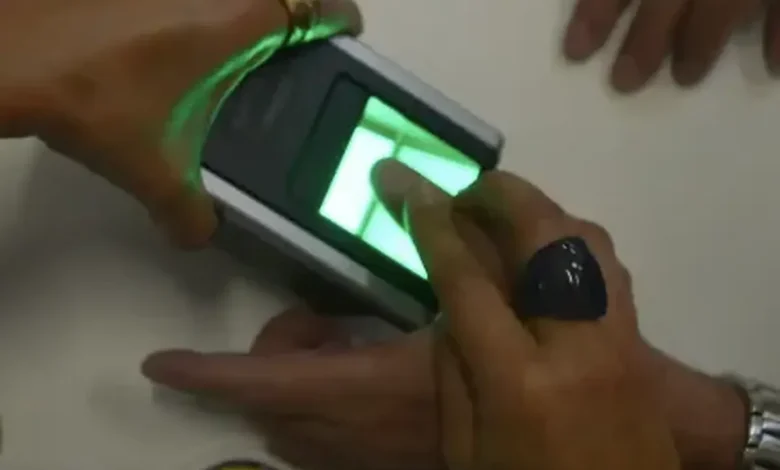 Pessoa realizando coleta de biometria digital em equipamento no INSS