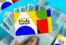 Cartão do Bolsa Família sobre notas de dinheiro, com destaque para o logotipo colorido do programa e o fundo azul.