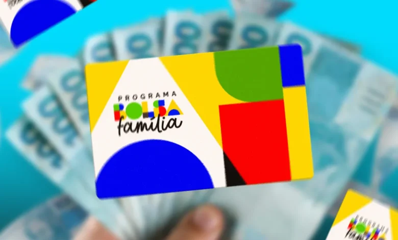 Cartão do Bolsa Família sobre notas de dinheiro, com destaque para o logotipo colorido do programa e o fundo azul.