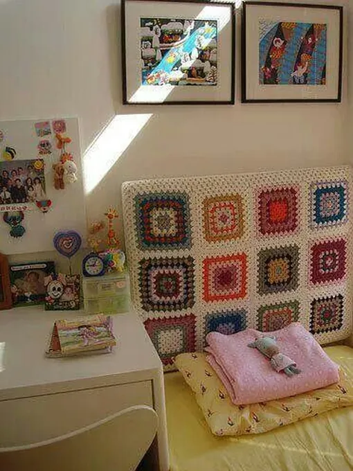 Cabeceira de cama infantil feita em crochê com quadrados coloridos
