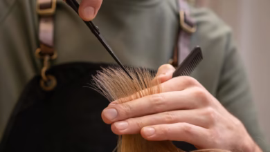Cabeleireiro cortando cabelo de uma cliente, destacando as técnicas modernas de corte de cabelo