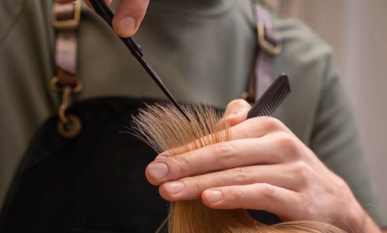 Cabeleireiro cortando cabelo de uma cliente, destacando as técnicas modernas de corte de cabelo