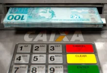 Caixa Econômica Federal exibindo cédulas de R$ 100 em caixa eletrônico, com destaque para a possibilidade de saque de R$ 6.200.