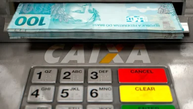 Caixa Econômica Federal exibindo cédulas de R$ 100 em caixa eletrônico, com destaque para a possibilidade de saque de R$ 6.200.