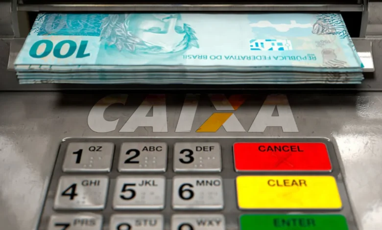Caixa Econômica Federal exibindo cédulas de R$ 100 em caixa eletrônico, com destaque para a possibilidade de saque de R$ 6.200.