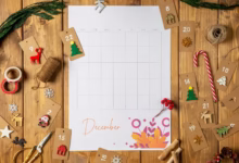 Calendário de dezembro com presentes e decorações natalinas, destacando os feriados e possíveis dias de folga.