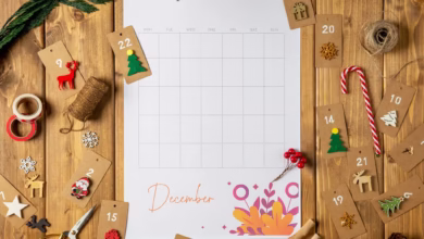 Calendário de dezembro com presentes e decorações natalinas, destacando os feriados e possíveis dias de folga.