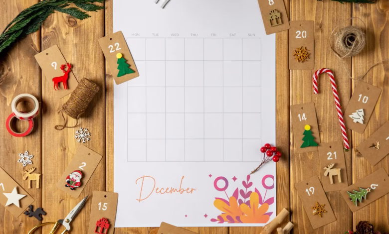 Calendário de dezembro com presentes e decorações natalinas, destacando os feriados e possíveis dias de folga.