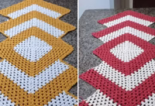 Caminho de mesa de crochê colorido com padrões geométricos