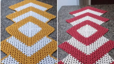 Caminho de mesa de crochê colorido com padrões geométricos